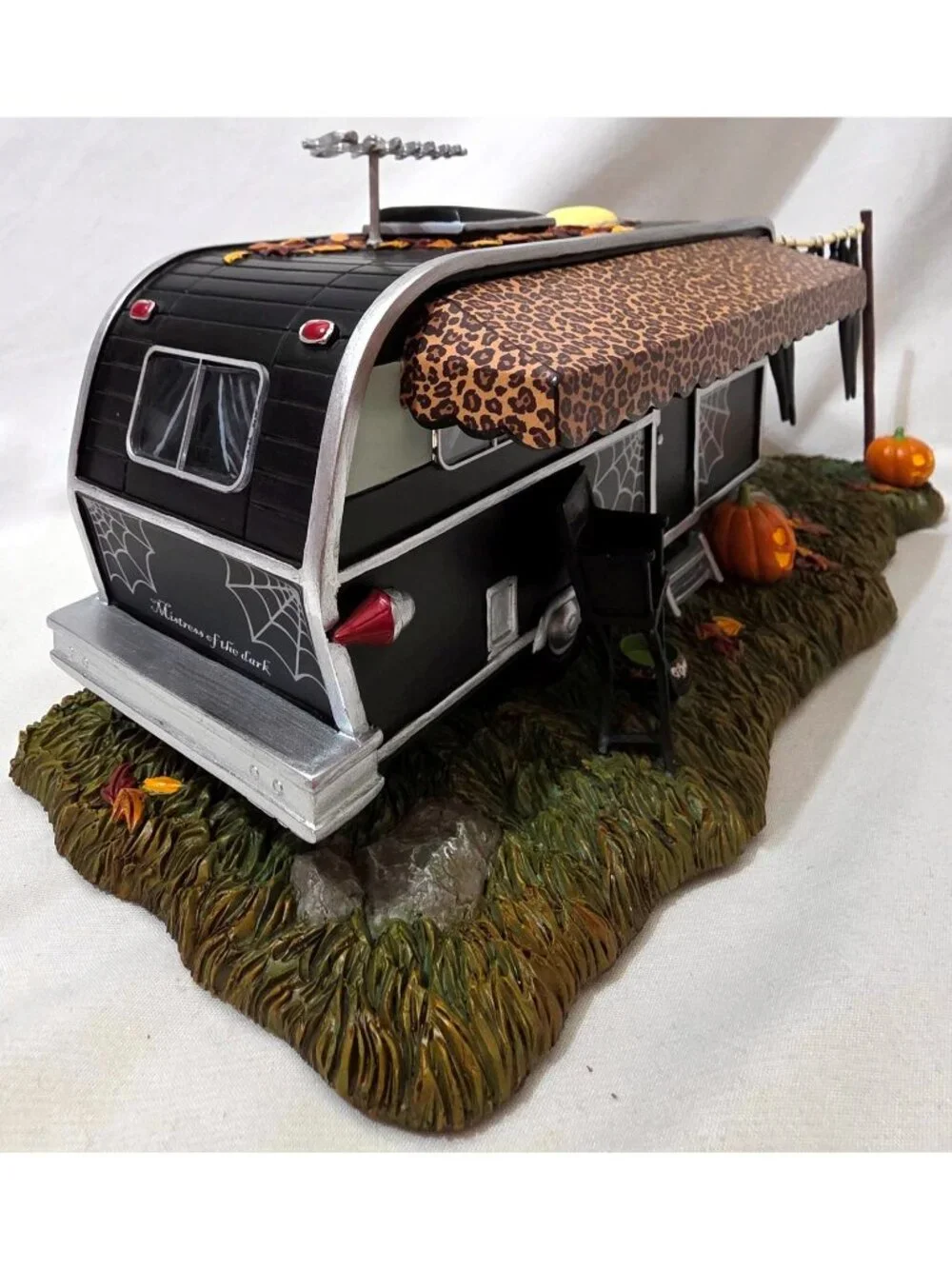 Dept 56 ELVIRAs CELEBRITY TRAILER Fall Halloween Village building house 6009786
